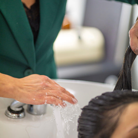L'Importanza dell'Acqua per la Salute dei Capelli: Consigli per la Protezione e la Cura - Cutié 